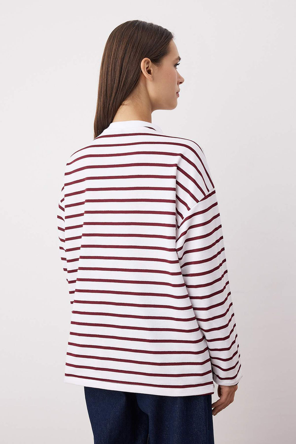 Ekru Cizgili Oversize/Genis Kesim Bisiklet Yaka Ince Orme Sweatshirt TWOAW23SW00326