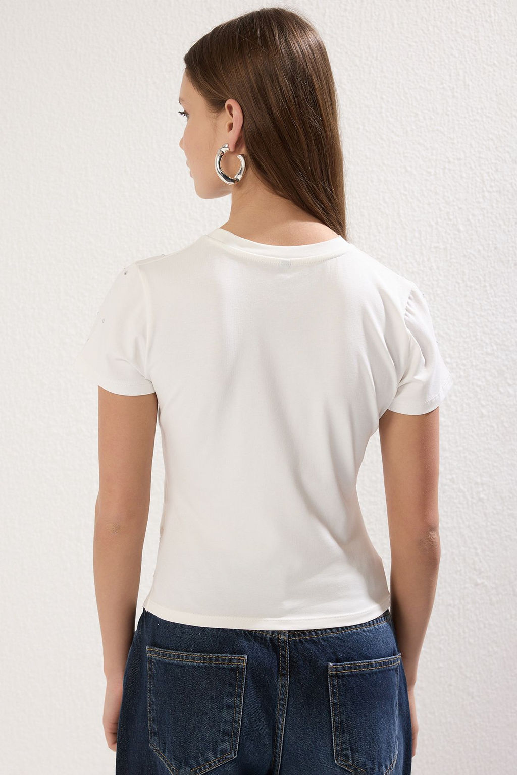 Beyaz Tasl? Asimetrik Fitted/Vucuda Oturan Orme T-shirt TWOSS25BZ00277