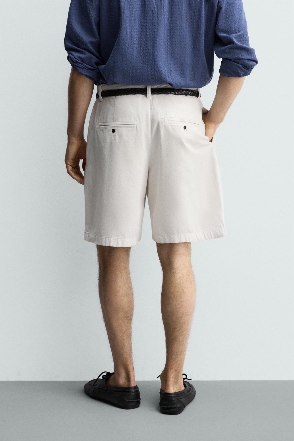 BERMUDA RELAXED FIT PLIEGUES / Crudo
