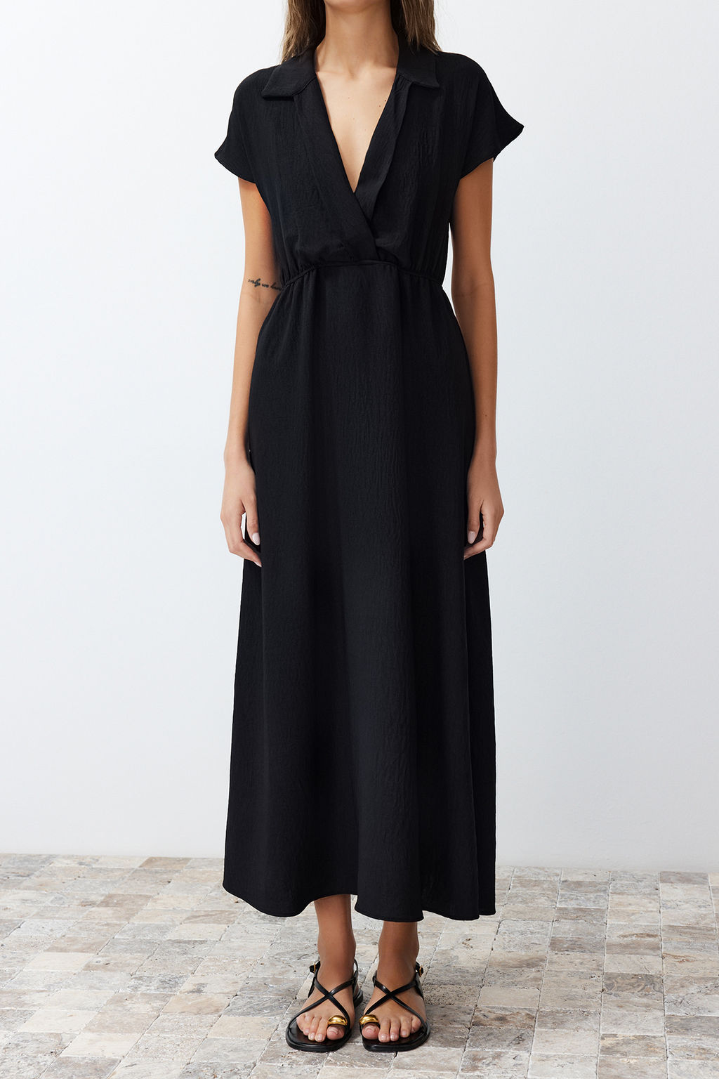 Siyah A Kesim Kruvaze Yaka Aerobin Midi Dokuma Elbise TWOSS24EL00599