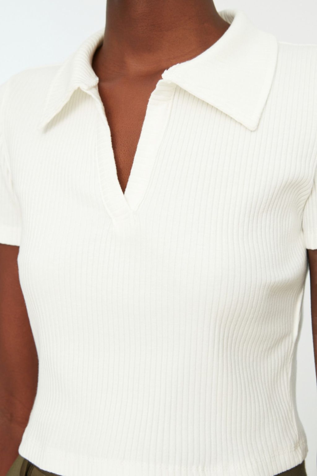 Trendyolmilla Siyah Fitted/Vucuda Oturan Crop Polo Yaka Fitilli Esnek Orme Bluz TWOSS21BZ0038  фото 25