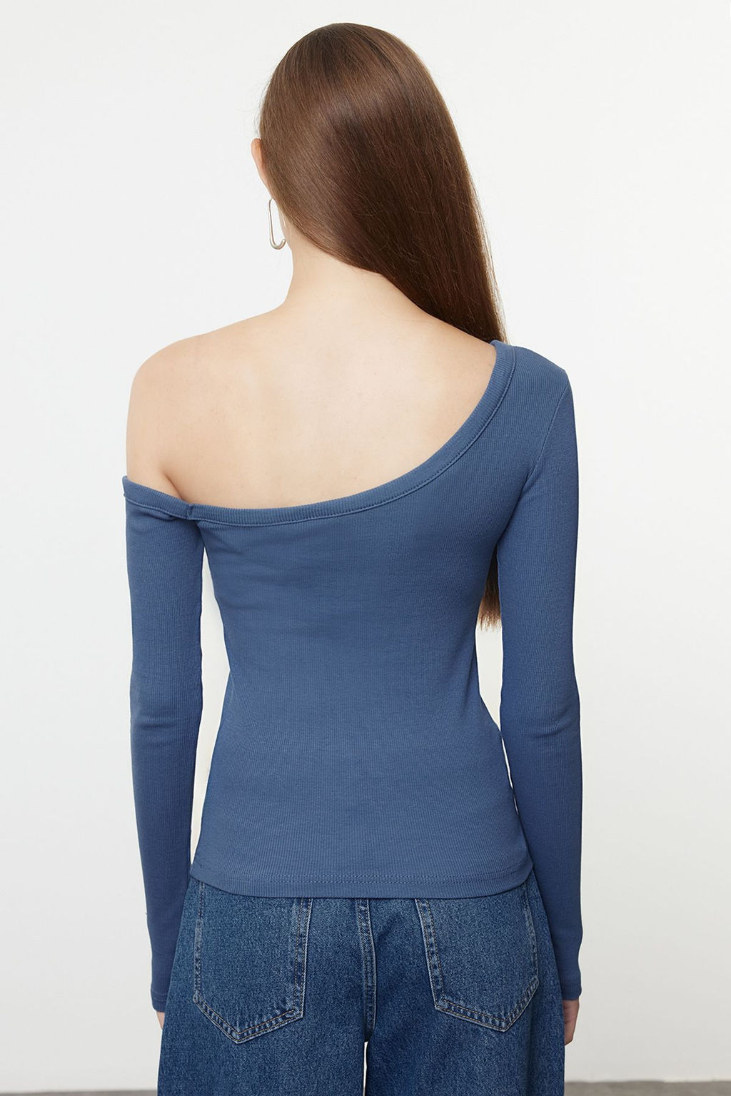 Trendyolmilla Siyah Fitted/Vucuda Oturan Omzu Ac?k Fitilli Pamuklu Esnek Orme Bluz TWOAW23BZ00475  фото 5