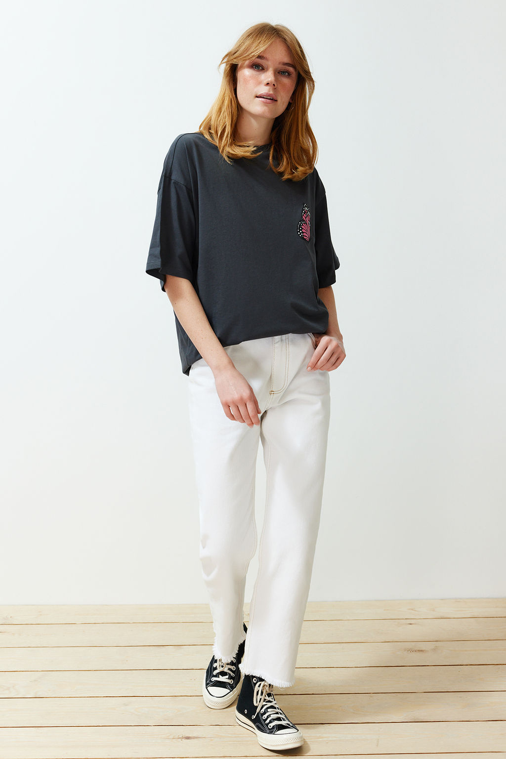 Antrasit On ve Arka Bask?l? Oversize/Genis Kal?p Bisiklet Yaka Orme T-Shirt TWOSS24TS00119