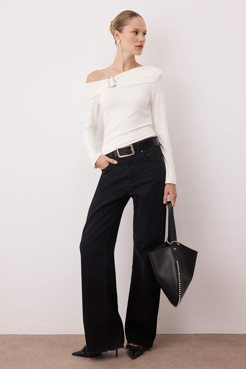 Ekru Asimetrik Yaka Aksesuar Detayl? Fitted Ac?k Omuzlu Orme Bluz TWOAW26BZ00121