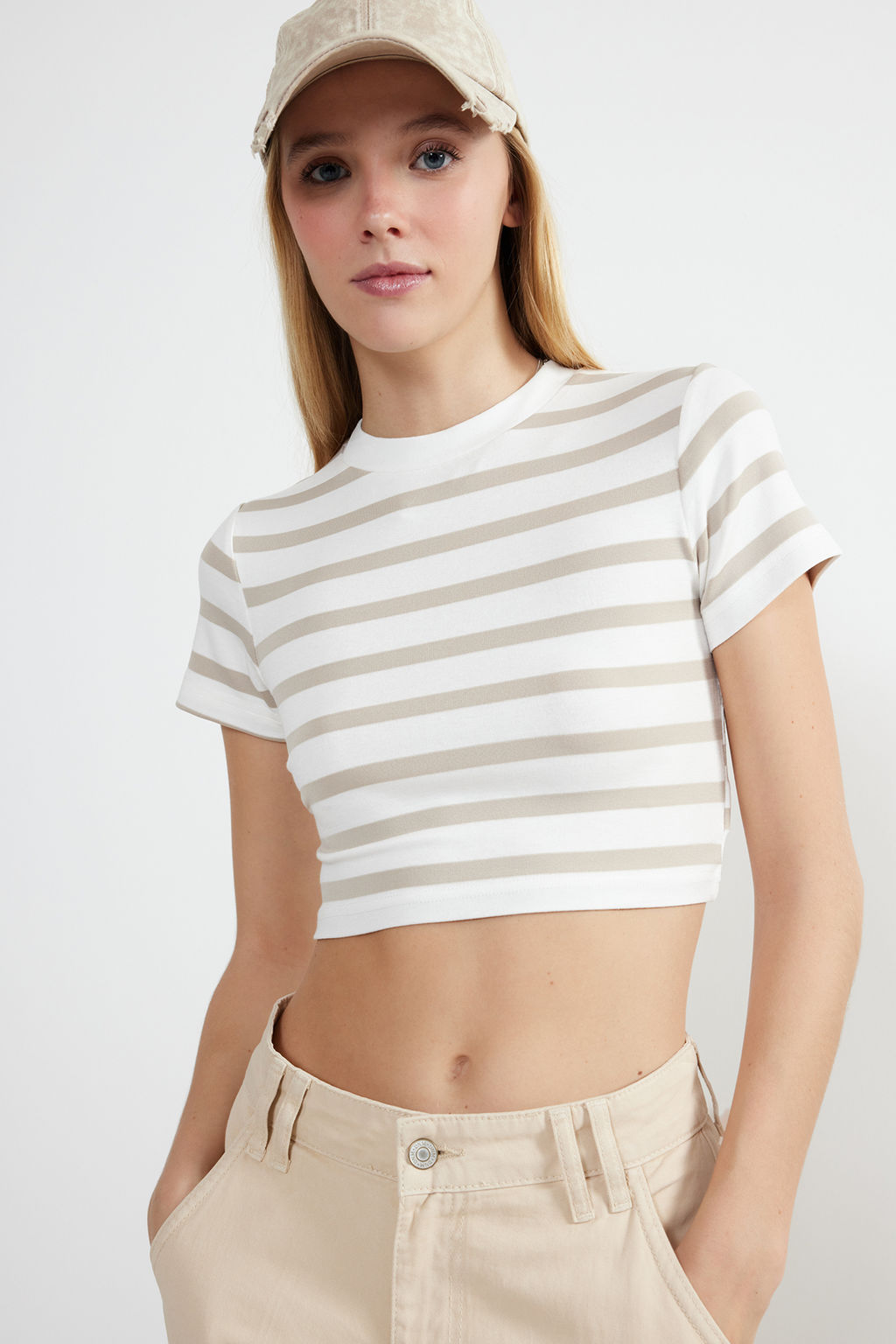 Trendyolmilla Premium Tas Ekru Cizgili Viskoz/Yumusak Kumas Crop Bisiklet Yaka Esnek Orme Bluz TWOSS23BZ00198 фото 11