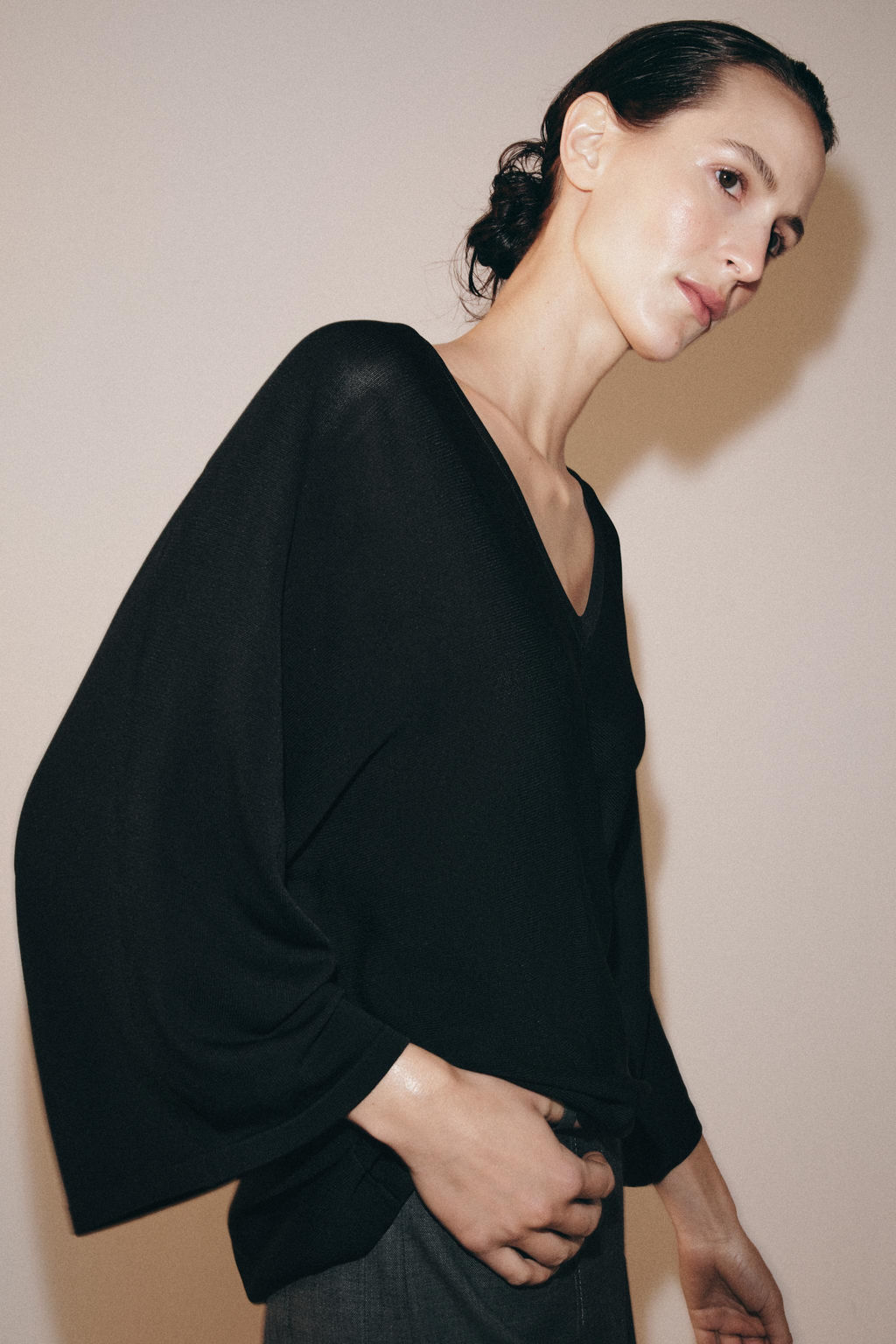 JERSEY PUNTO FLUIDO ESCOTE PICO / Negro - Zara фото 6