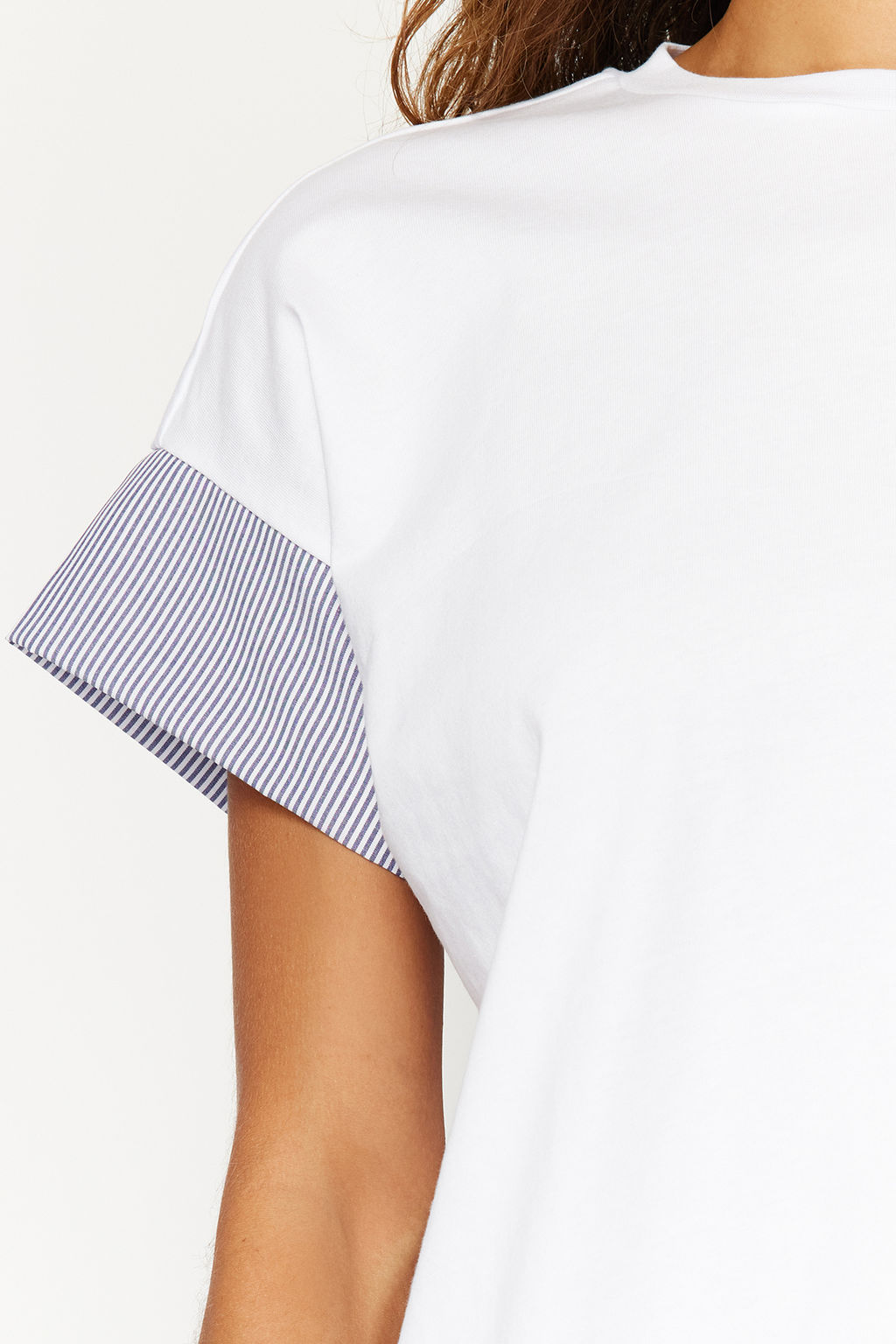 Beyaz Kal?n Pamuklu Relaxed/Rahat Kesim Poplin Kol Detayl? Orme T-Shirt TWOSS24TS00007