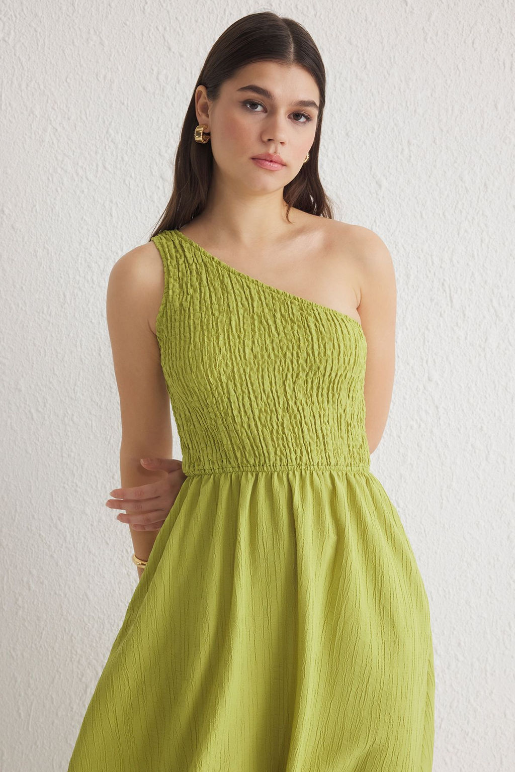 TRENDYOLMILLA Kahverengi Belden Ac?lan Ust Bedeni Gipeli Tek Omuz Midi Dokuma Elbise TWOSS23EL01830  фото 29