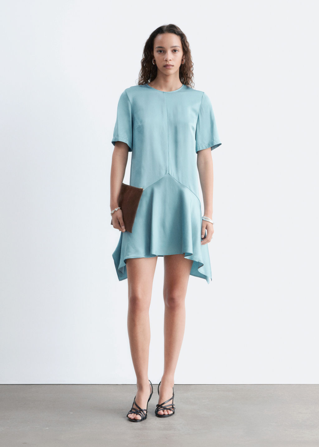 Minivestido con bajo tipo pa?uelo