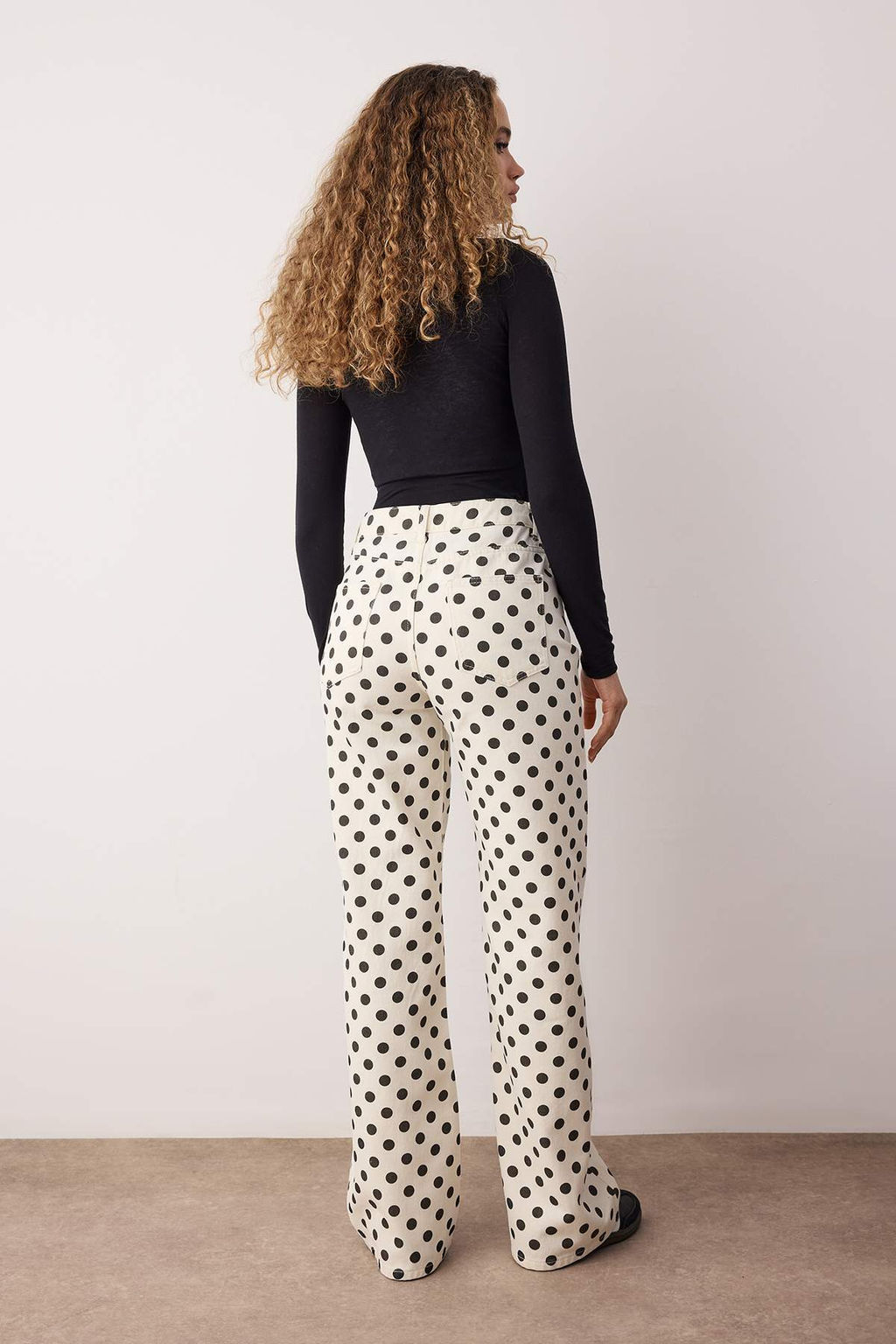 Beyaz Puantiye Desenli Yuksek Bel Wide Leg Jeans TWOAW26JE00241 - Trendyolmilla фото 4