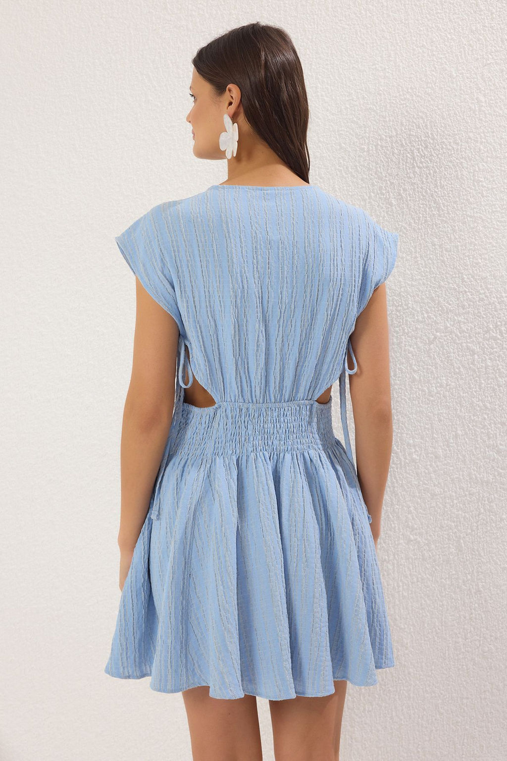 TRENDYOLMILLA Siyah Mini Dokuma Cut Out/Pencere Keten Kar?s?ml? Plaj Elbisesi TBESS24EL00075  фото 4