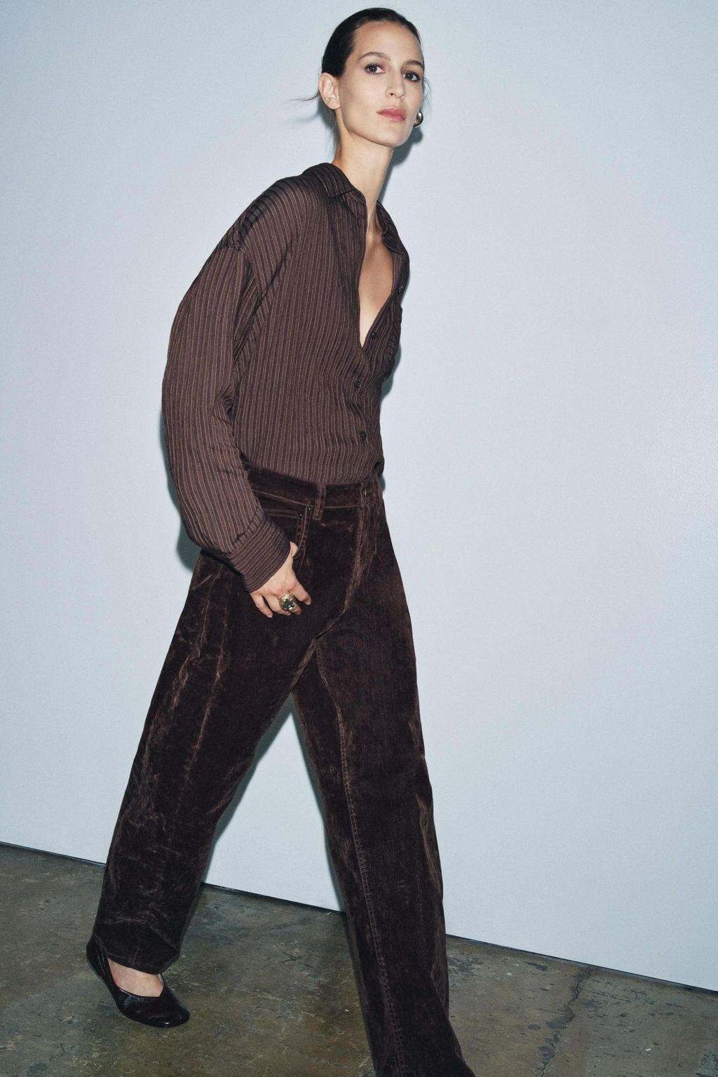 ZW COLLECTION HIGH-WAIST FLOCKED BALLOON JEANS - Zara фото 6