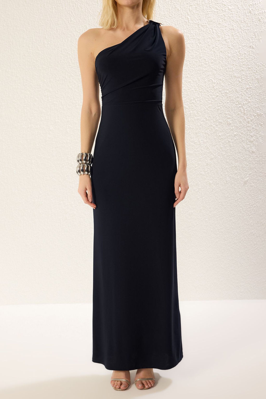 TRENDYOLMILLA Lacivert Aksesuar Detayl? Tek Omuz Orme Maxi S?k Abiye Elbise TPRSS25AE00076  фото 3