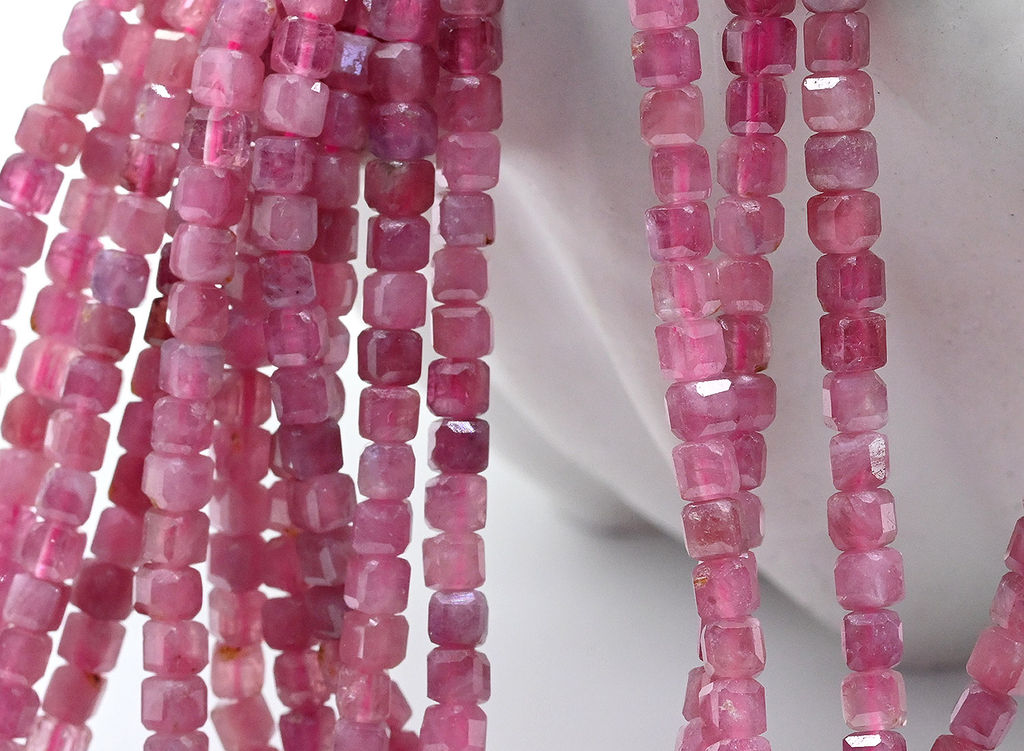 Бусины из турмалина розового кубик гр.3мм, 39см, 136 бусин Радуга камня