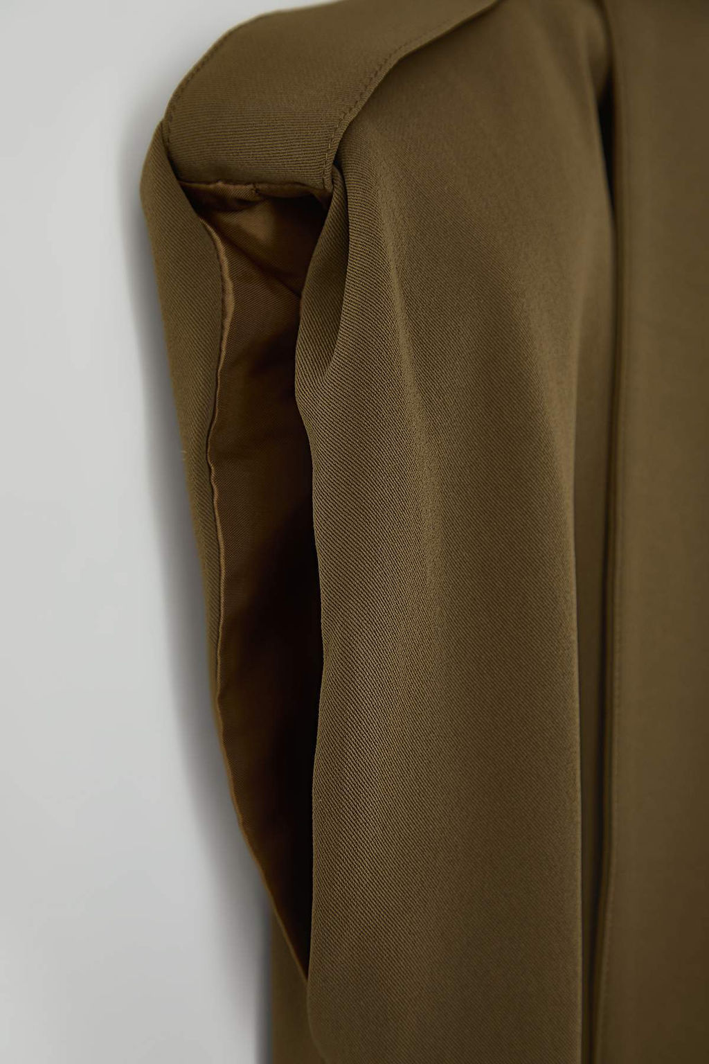 EXCLUSIVE Ac?k Haki Fitted Dokumlu Kumas Belden Oturmal? Vatkal? Astarl? Yelek TWOAW26YE00062 - Trendyolmilla фото 8