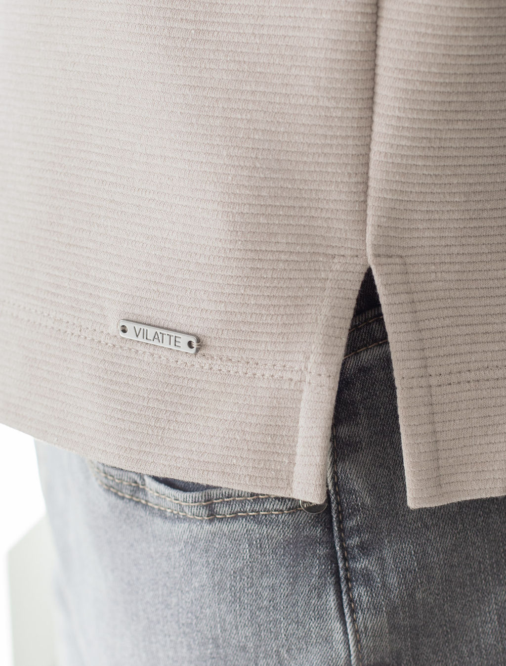 Лонгслив из мягкого фактурного трикотажа с плетеным воротником поло на пуговицах