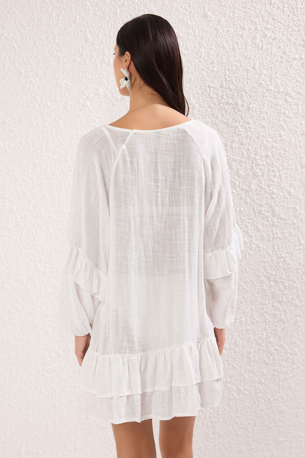 TRENDYOLMILLA Beyaz Mini Dokuma Volanl? Plaj Elbisesi TBESS25EL00076
