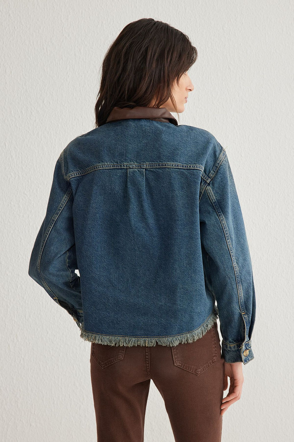 Koyu Mavi Etek Ucu Puskullu Kontrast Deri Yaka Vintage Crop Oversize Denim Ceket TWOSS25CE00026 - Trendyolmilla фото 5