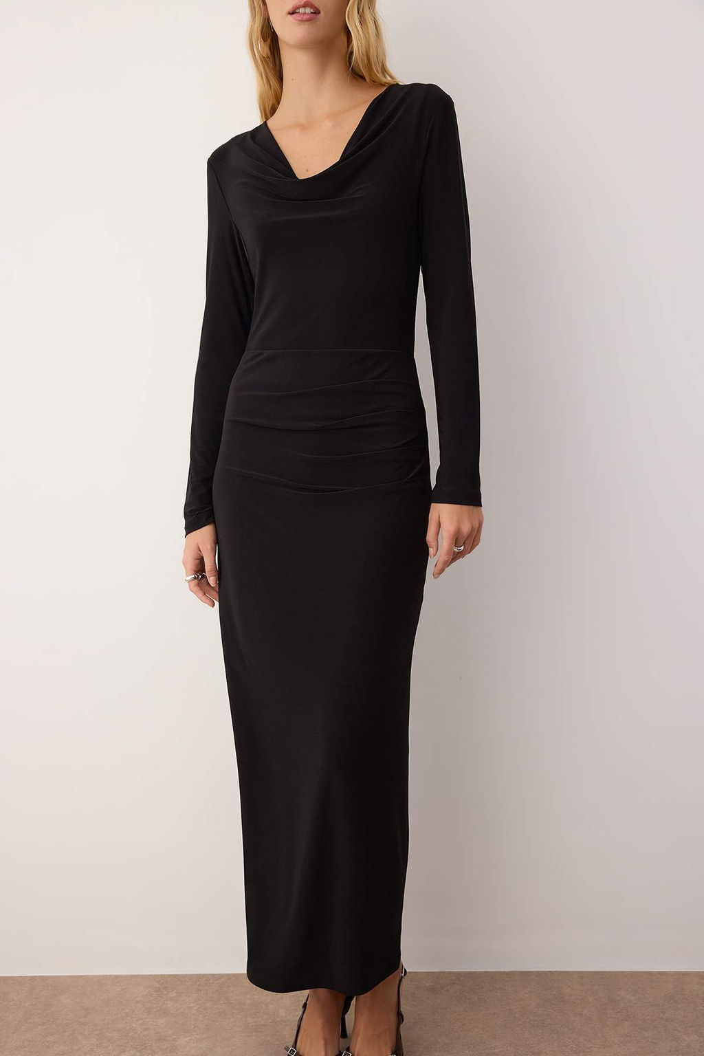 Siyah Duz Buzgulu Kay?k Yaka Astarl? Bodycone/Vucuda Oturan Maxi Orme Elbise TWOAW26EL00063