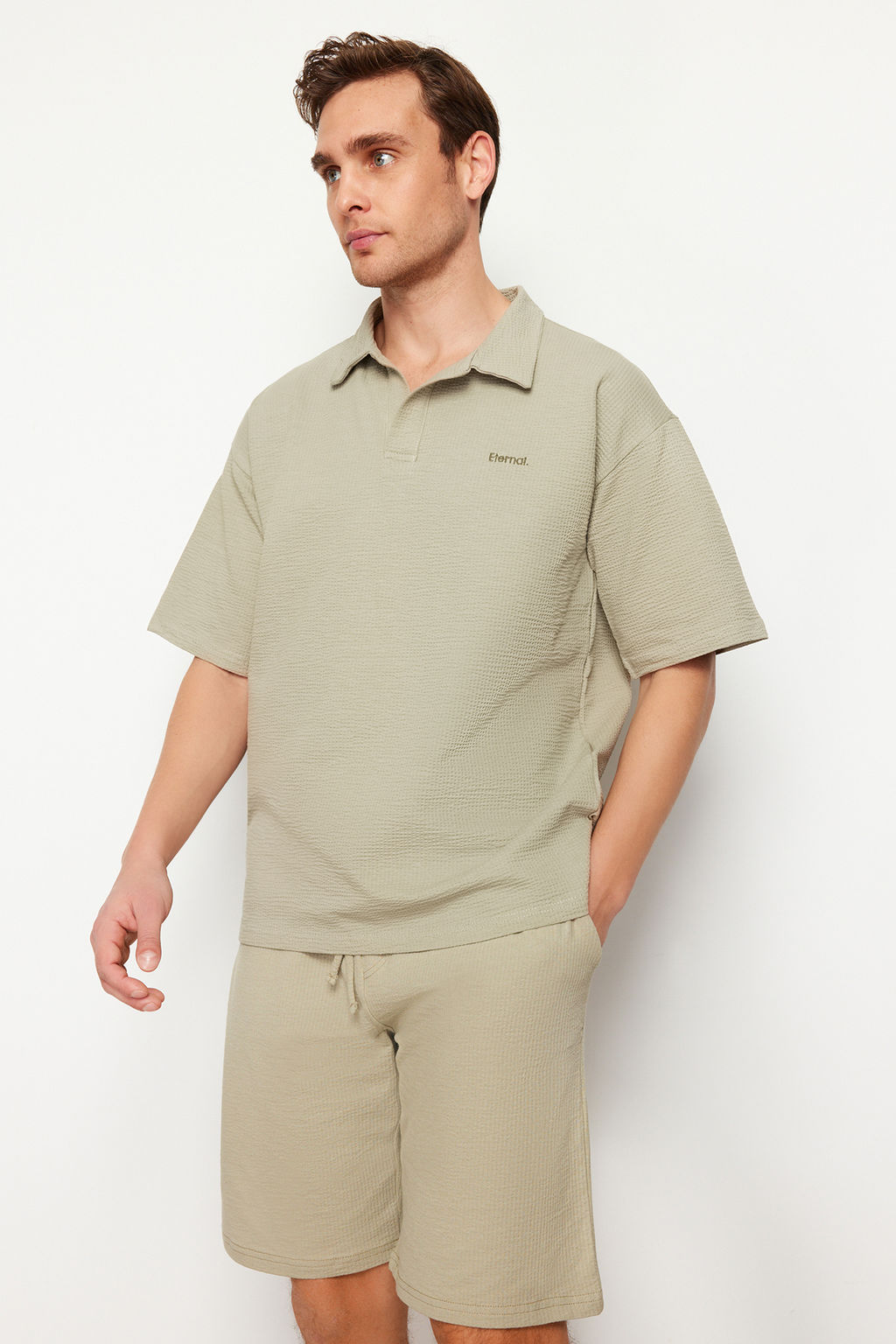 TRENDYOL MAN Premium Tas Oversize/Genis Kesim Yaz? Nak?sl? Dokulu Polo Yaka T-Shirt TMNSS24PO00011