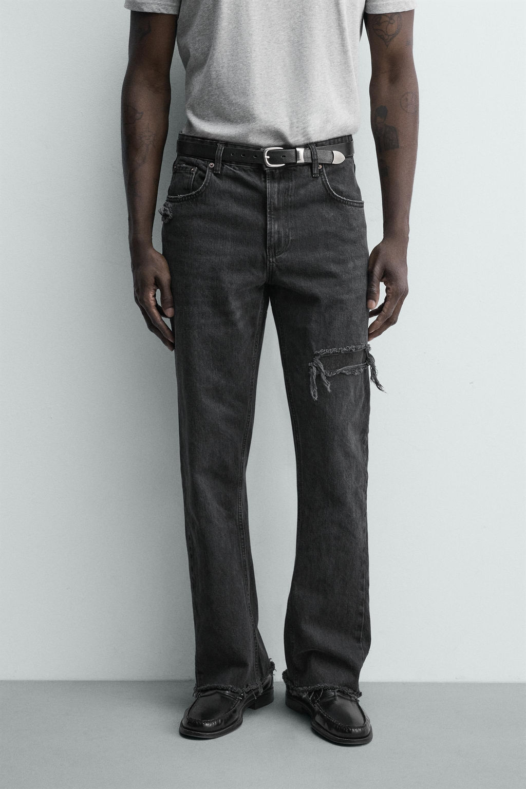 JEANS FLARE FIT ROTOS / Negro - Zara фото 2