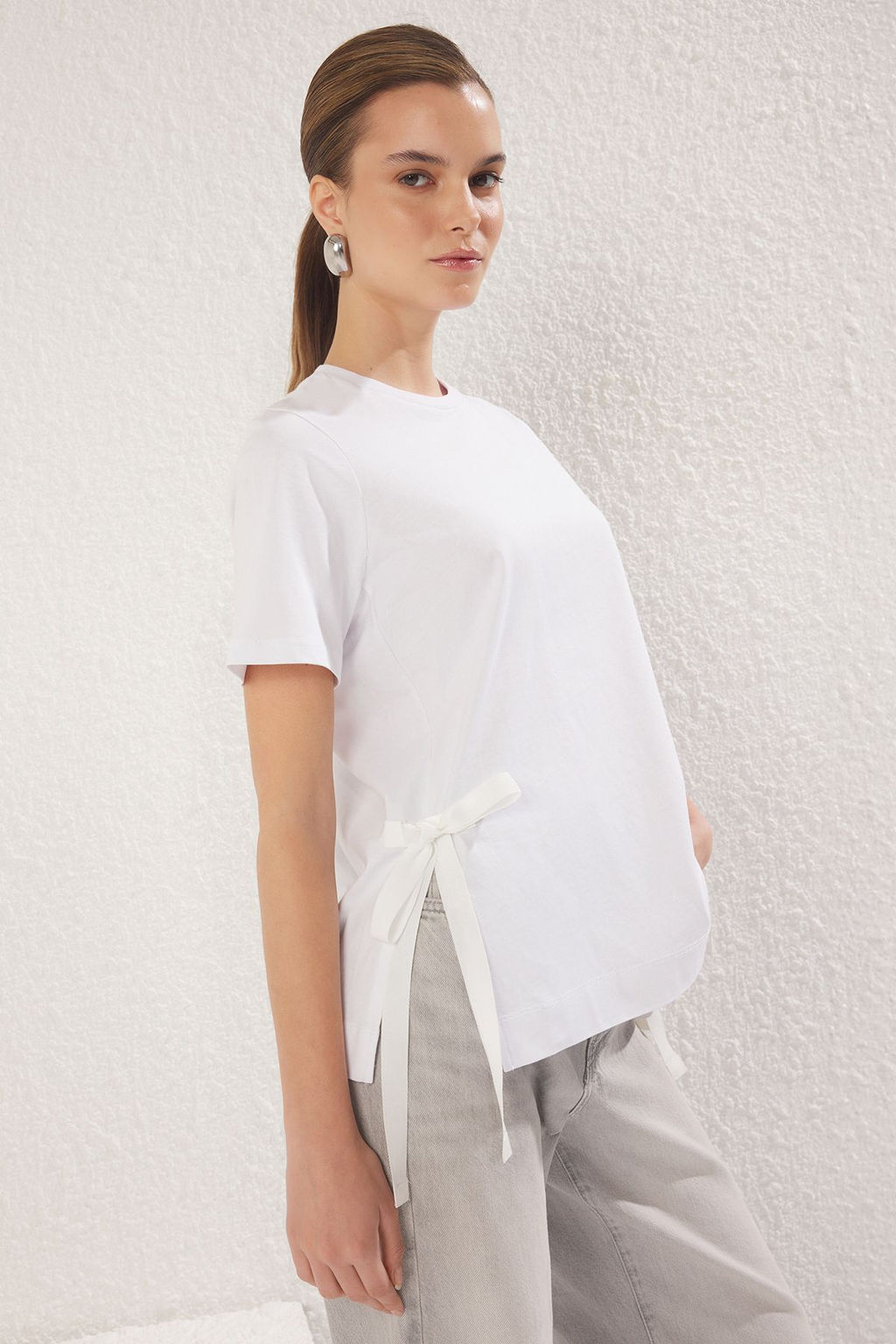 TRENDYOLMILLA Beyaz %100 Pamuk Yan Baglama Detayl? Relaxed/Rahat Kesim Orme T-Shirt TWOSS25TS00074  фото 2