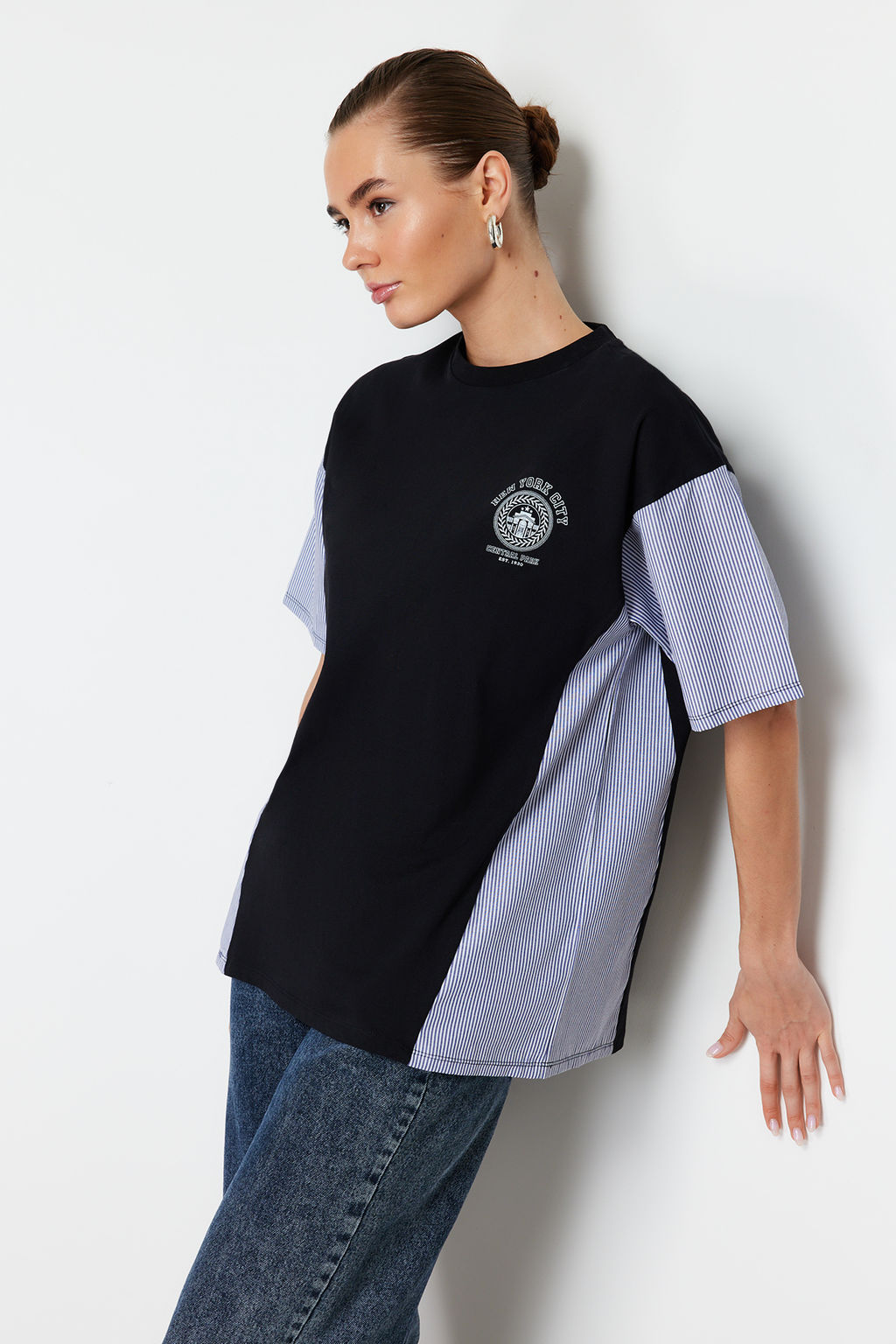 TRENDYOLMILLA Siyah Oversize/Genis Kal?p Poplin Detayl? Bask?l? Orme T-Shirt TWOSS24TS00005