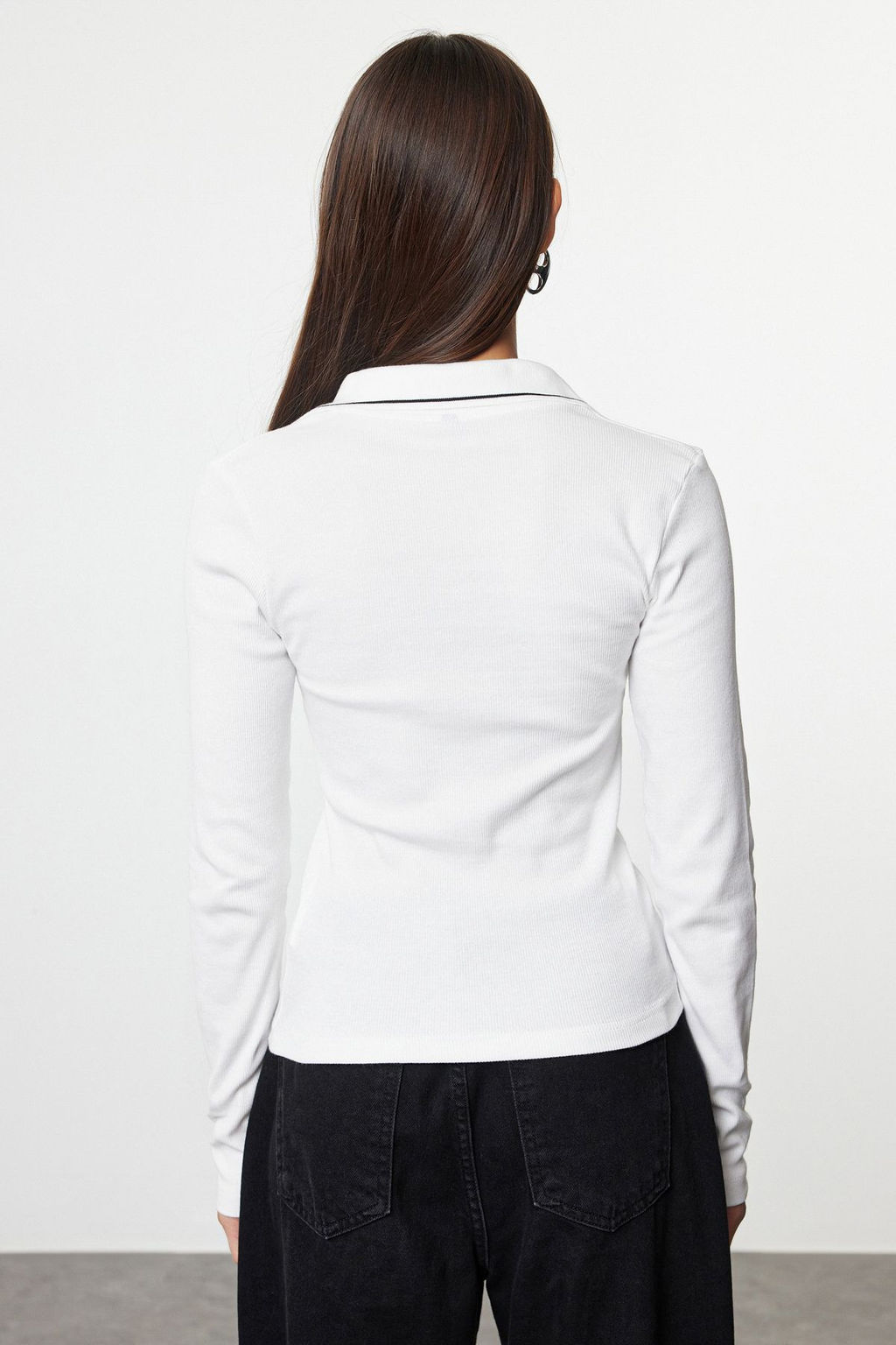 Trendyolmilla Siyah Triko Yaka Detayl? Fitted/Vucuda Oturan Fitilli Esnek Orme Bluz TWOAW25BZ00121