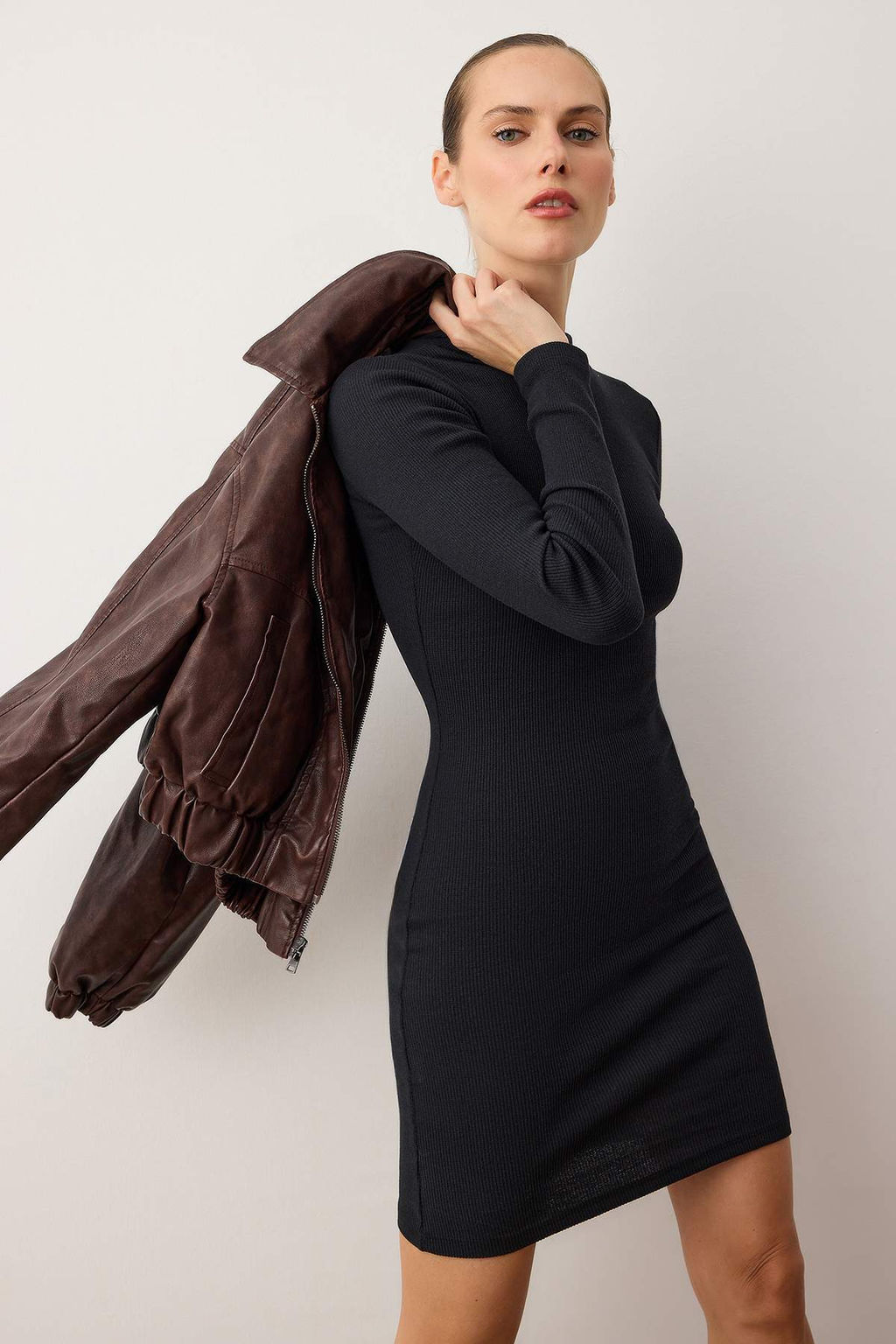 Siyah Vucuda Oturan Mini Dik Yaka Fitilli Esnek Orme Kalem Elbise TWOAW21EL2244