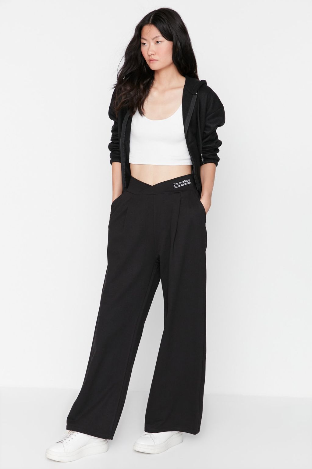 Siyah Bask? Detayl? Wide Leg/Rahat Kesim Asimetrik Bel Orme Pantolon TWOAW23PL00389