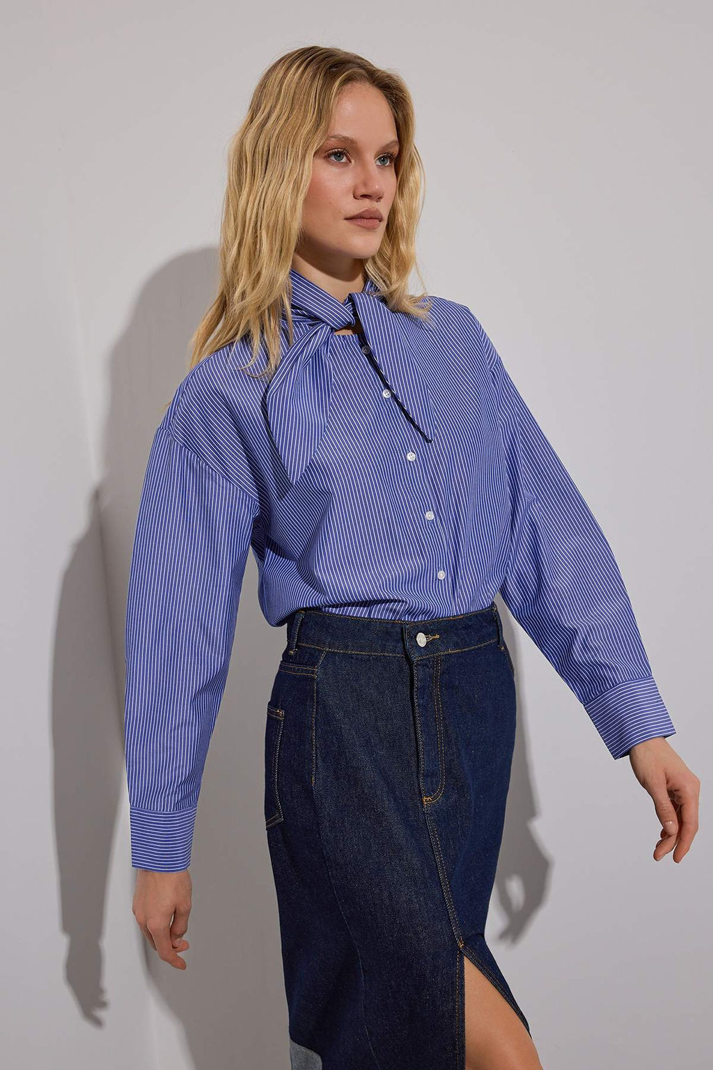 Limited Edition Lacivert Cizgili Fular Baglamal? Gomlek TWOAW26GO00046 - Trendyolmilla фото 2