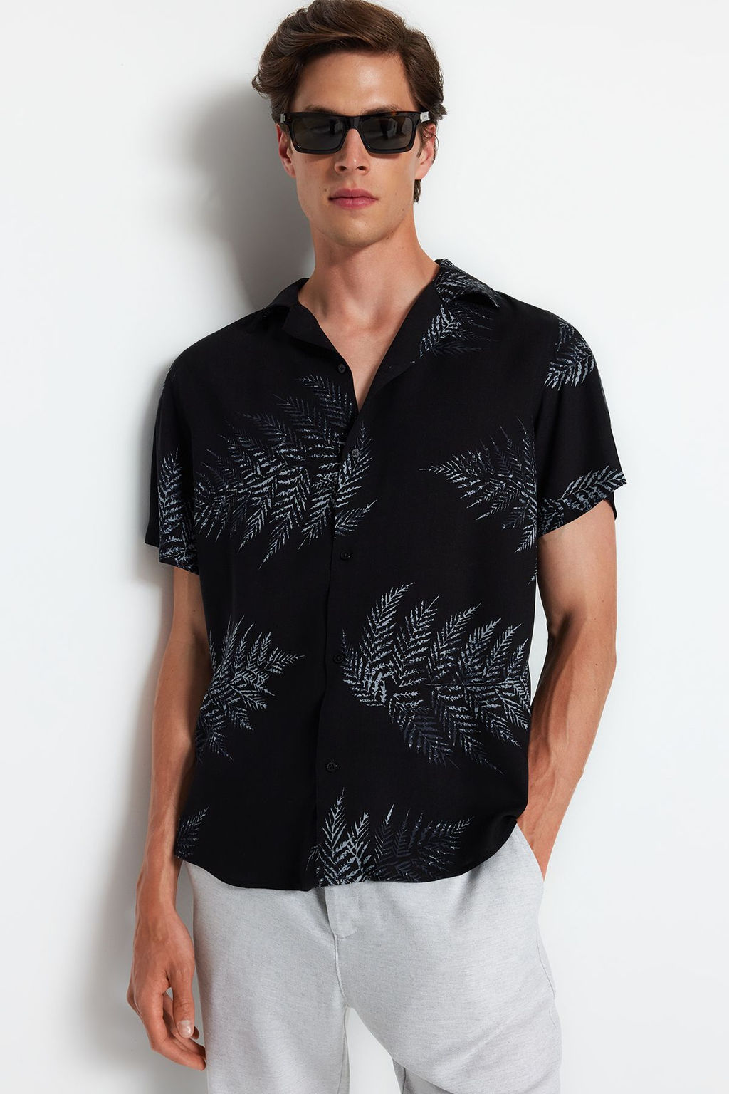 TRENDYOL MAN Siyah Regular Fit Apas Yaka K?sa Kol Salas Gomlek TMNSS20GO0574 - Trendyolmilla фото 2
