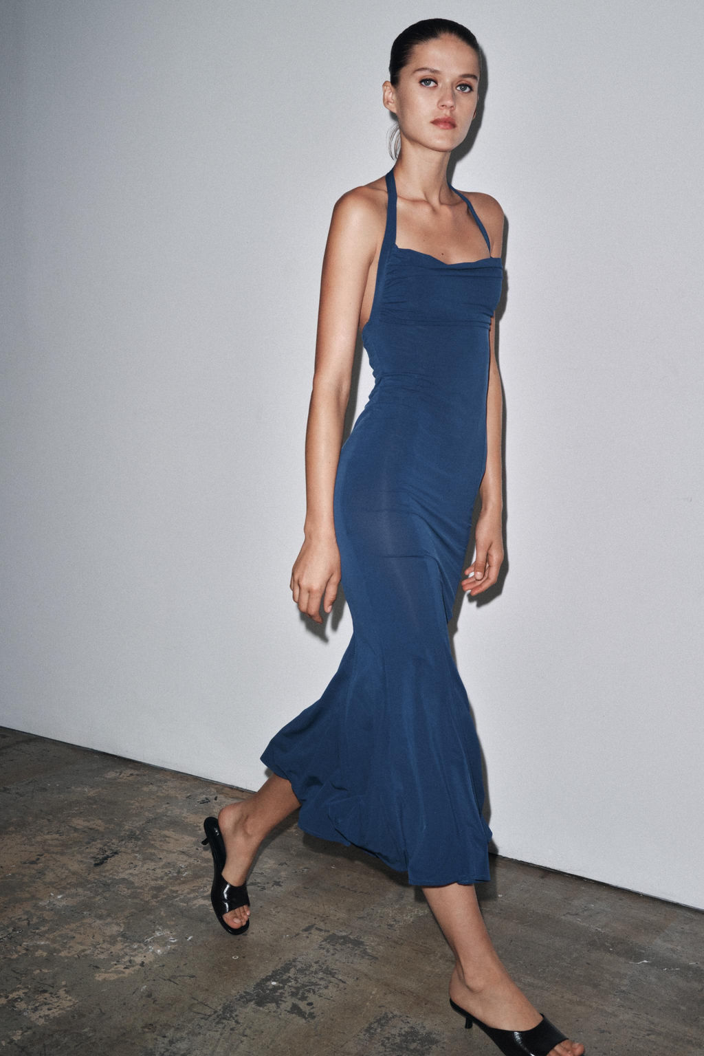 FLOWING HALTER DRESS - Zara фото 10