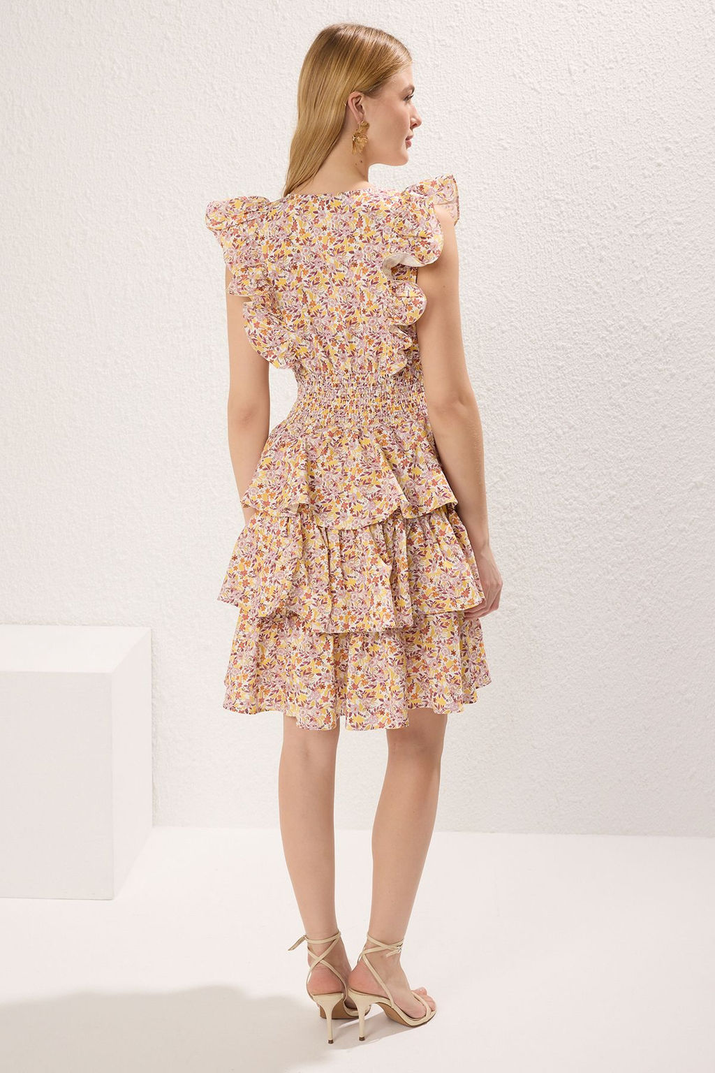 TRENDYOLMILLA Pembe Cicek Desenli Etegi Belden Ac?lan F?rf?rl? Mini Dokuma Elbise TWOSS25EL00446  фото 4