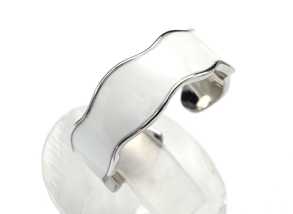 Кольцо модное с эмалью белой, серебристое Радуга камня