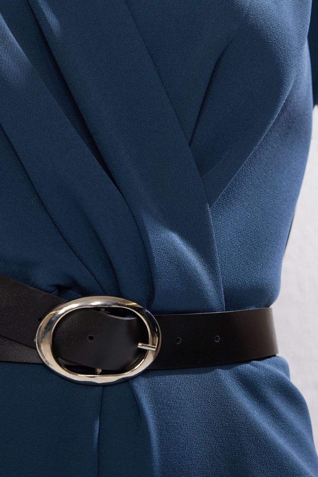 TRENDYOLMILLA Siyah Kemerli Kruvaze Yaka Genis Paca Dokuma Tulum TWOSS21TU0004 фото 3