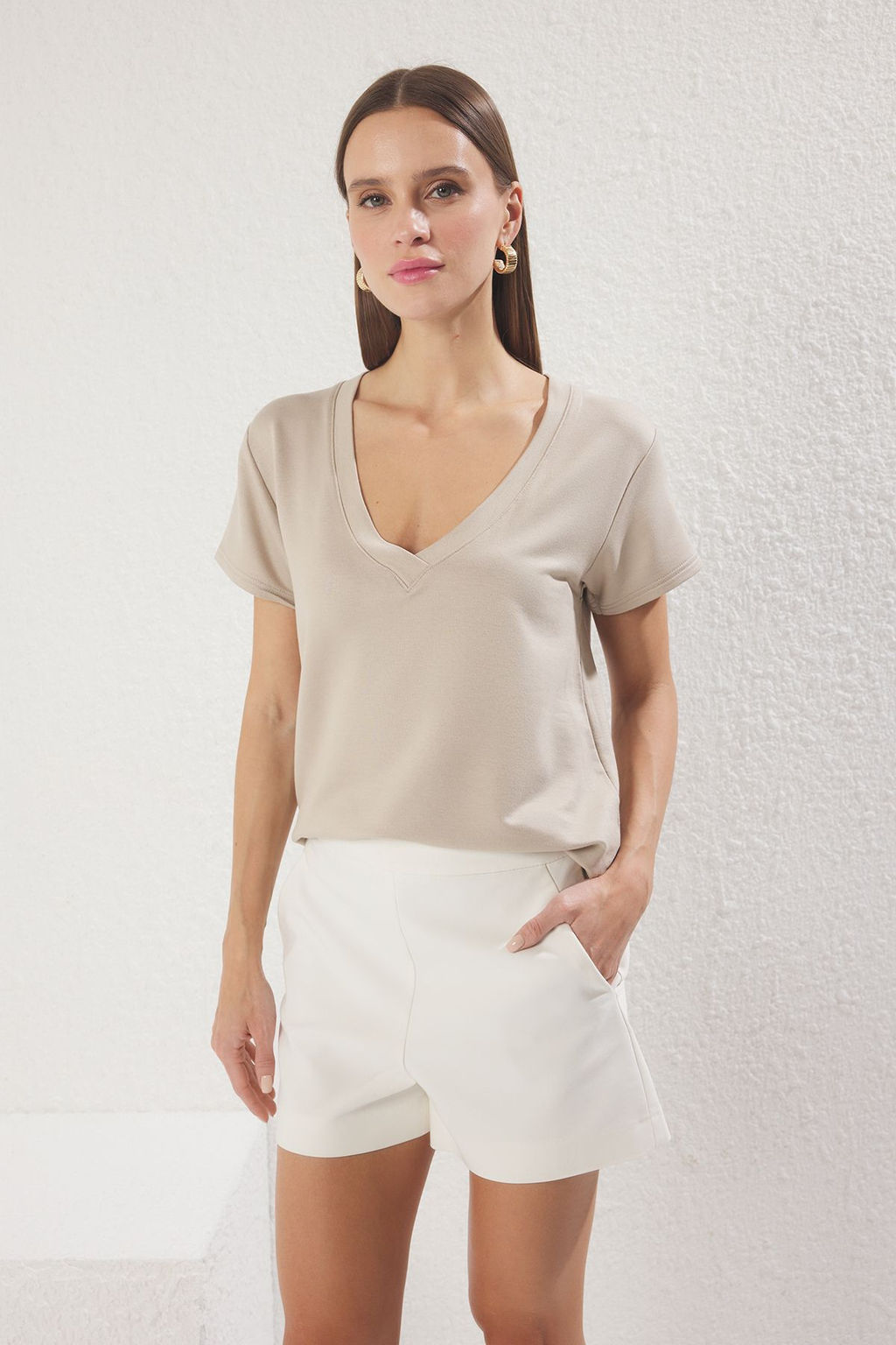 TRENDYOLMILLA Siyah V Yaka Regular/Normal Kal?p Orme T-Shirt TWOSS25TS00196