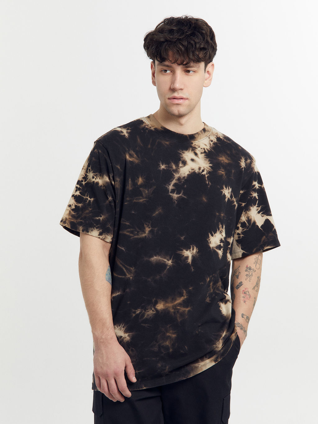 Футболка мужская коричневая в технике фаст-дай