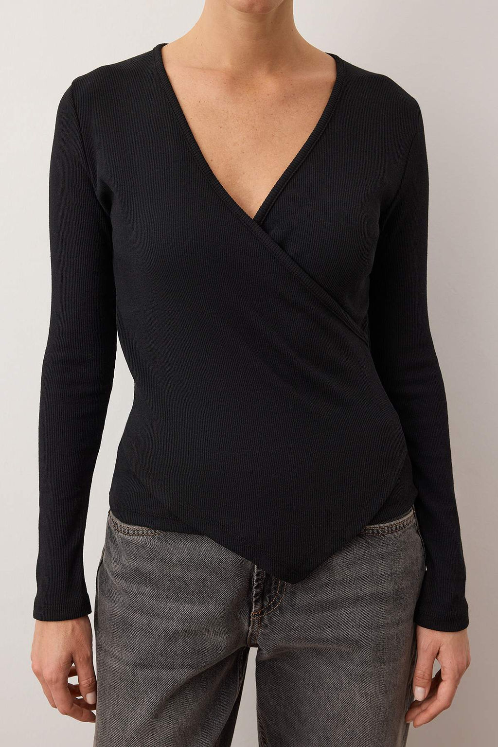 Siyah Fitted/Vucuda Oturan Kruvaze Yaka Uzun Kol Fitilli Esnek Orme Bluz TWOAW21BZ1274