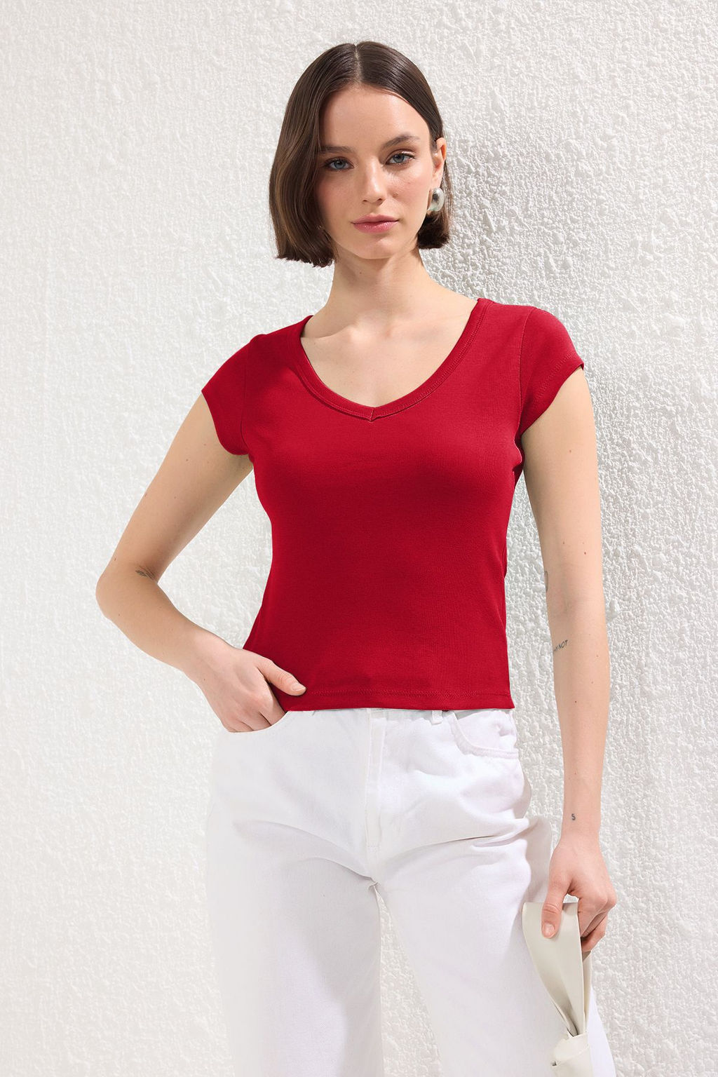 K?rm?z? V Yaka Fitted/Vucuda Oturan Orme Bluz TWOSS25BZ00208