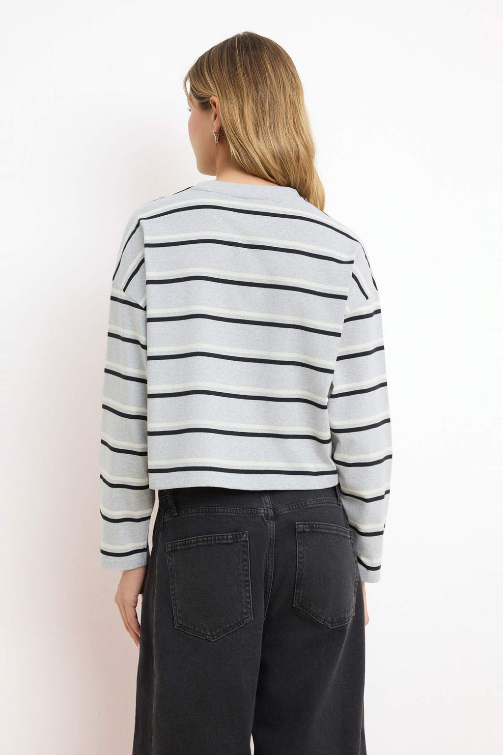 Wardrobe Essentials-Gri Cizgili Relaxed/Rahat Kal?p Dusuk Kol %100 Pamuk Orme T-Shirt TWOSS26TS00019