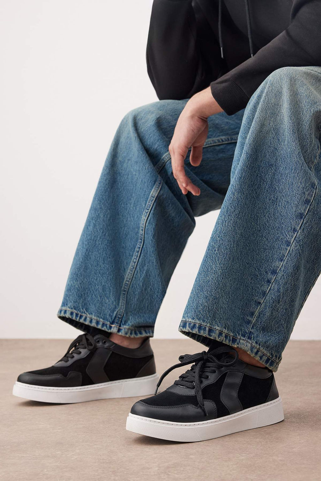 Siyah Suet Deri Bagc?kl? Erkek Sneaker
TAKAW26SN00022