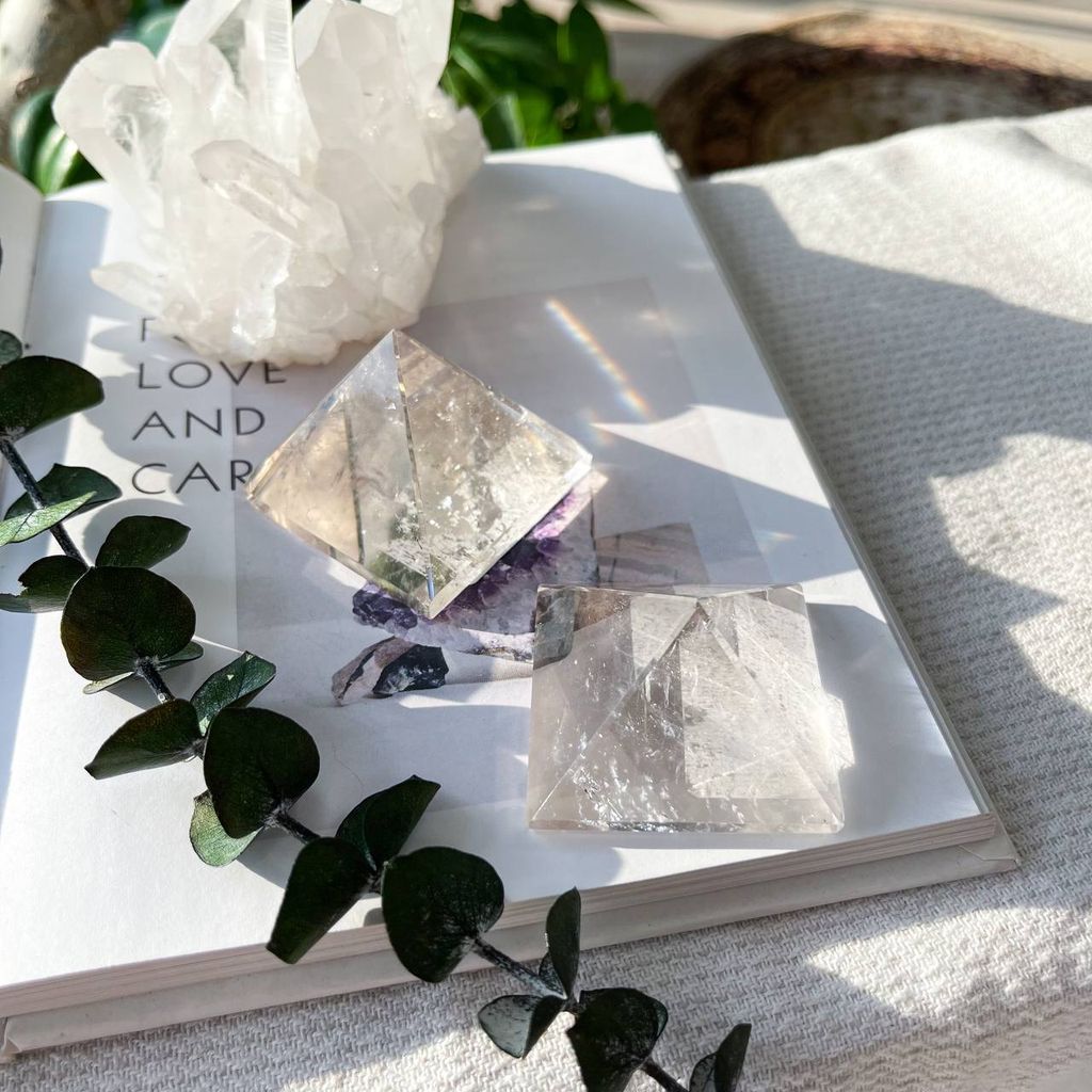 Пирамида из Горного Хрусталя