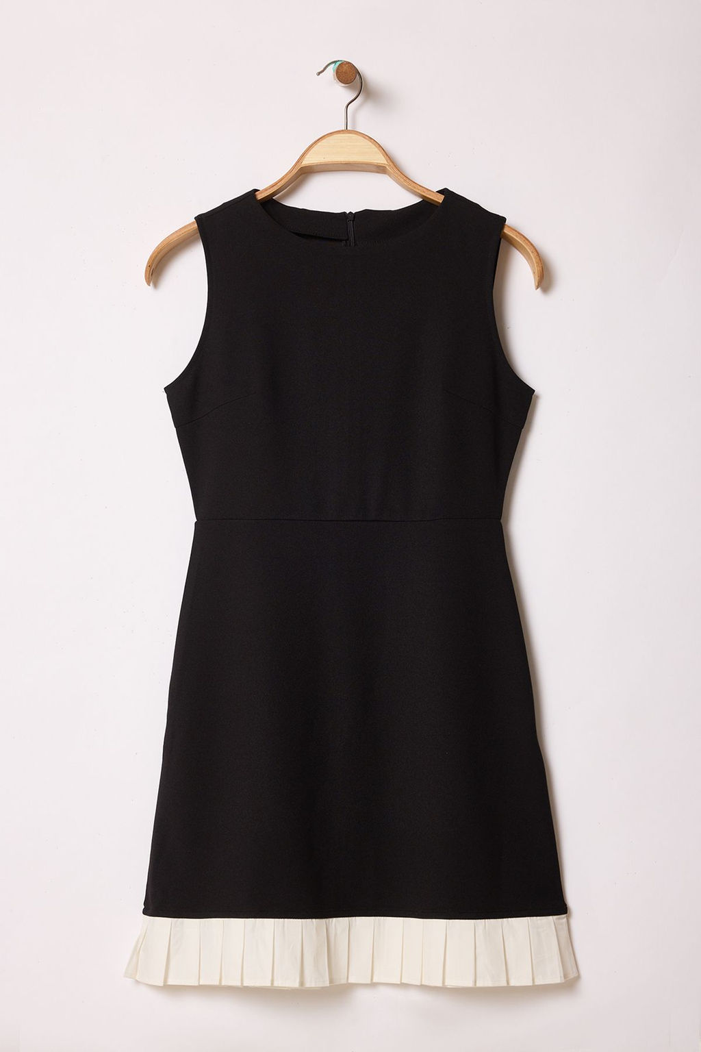 Siyah Etek Ucu F?rf?rl? S?f?r Kol Bisiklet Yaka Skater/Belden Ac?lan idi Orme Elbise TWOSS25EL00235