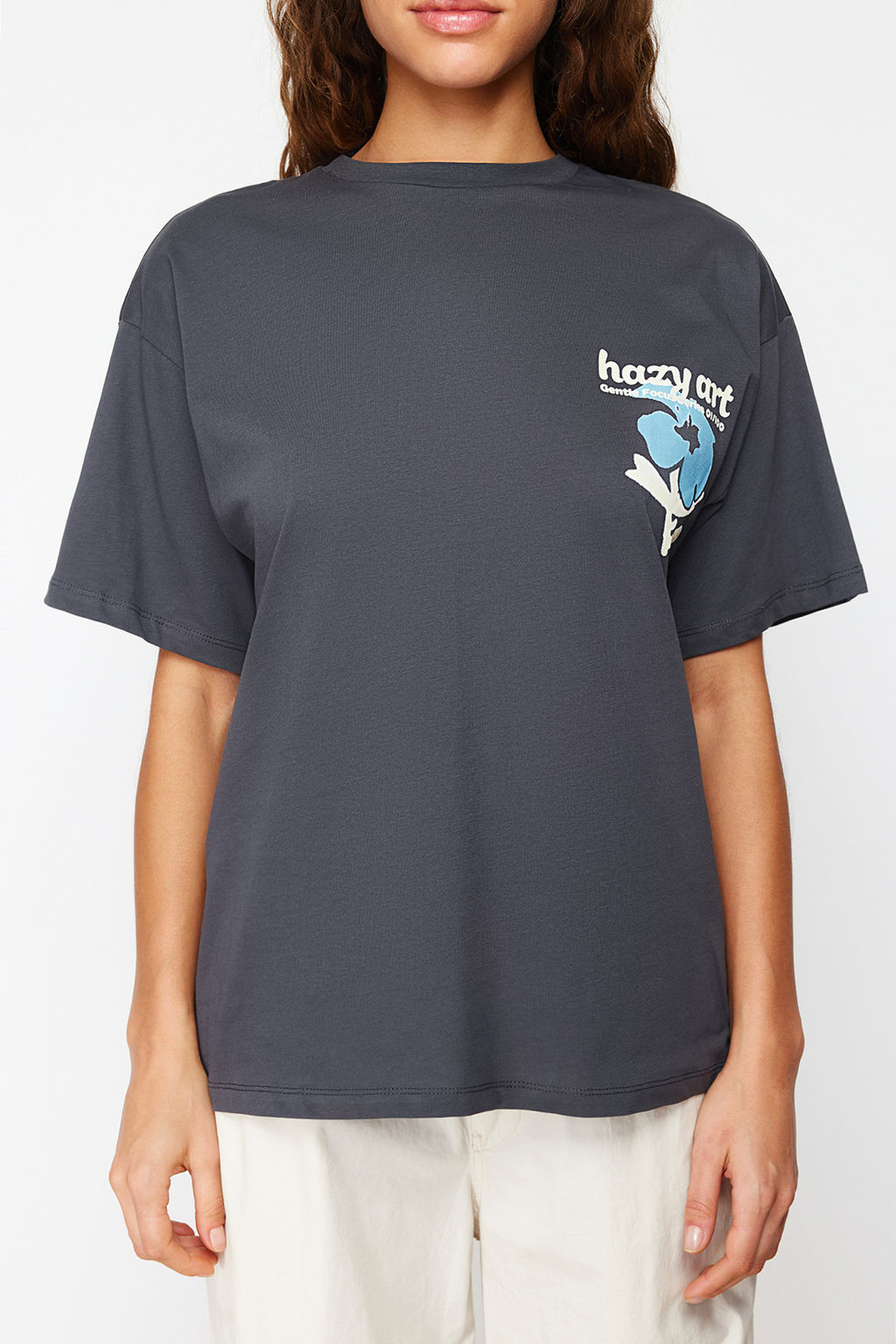 TRENDYOLMILLA Antrasit %100 Pamuk S?rt ve On Oversize/Genis Kal?p Orme T-Shirt TWOSS24TS00056 фото 3