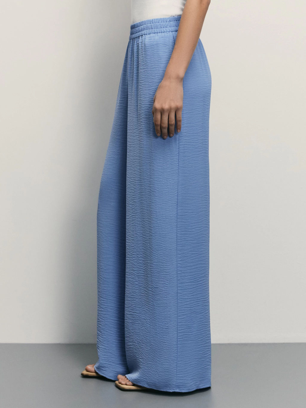 Брюки-палаццо с эластичным поясом из жатой ткани / Zarina  фото 3