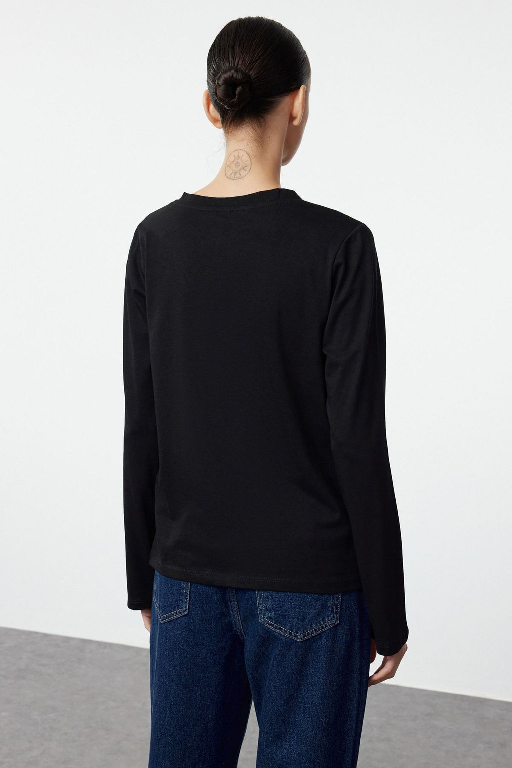 Trendyolmilla Siyah-Beyaz 2li Paket %100 Pamuk V Yaka Regular/Normal Kesim Orme T-Shirt TWOAW25TS00002 фото 3