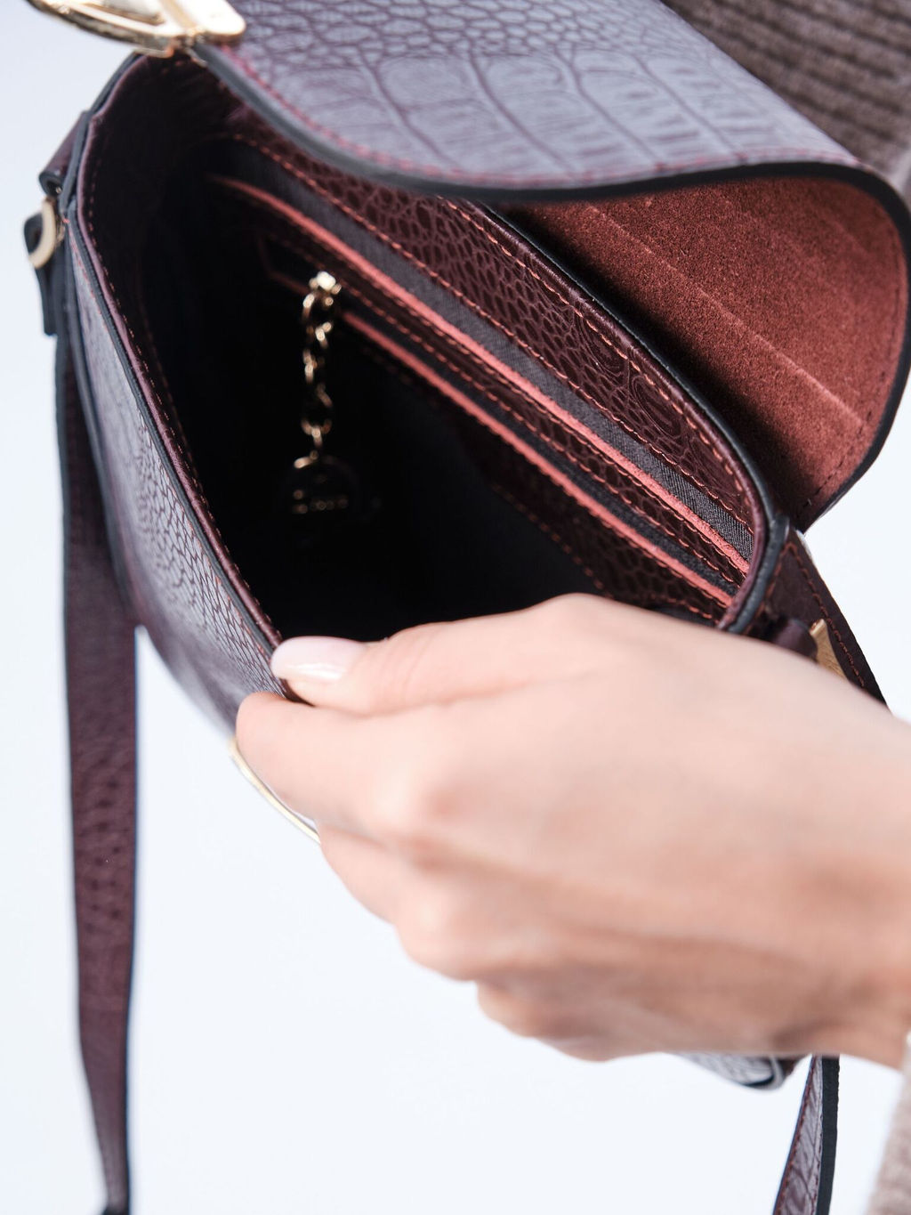 Сумка кожаная через плечо Deboro 3158 пурпур крок