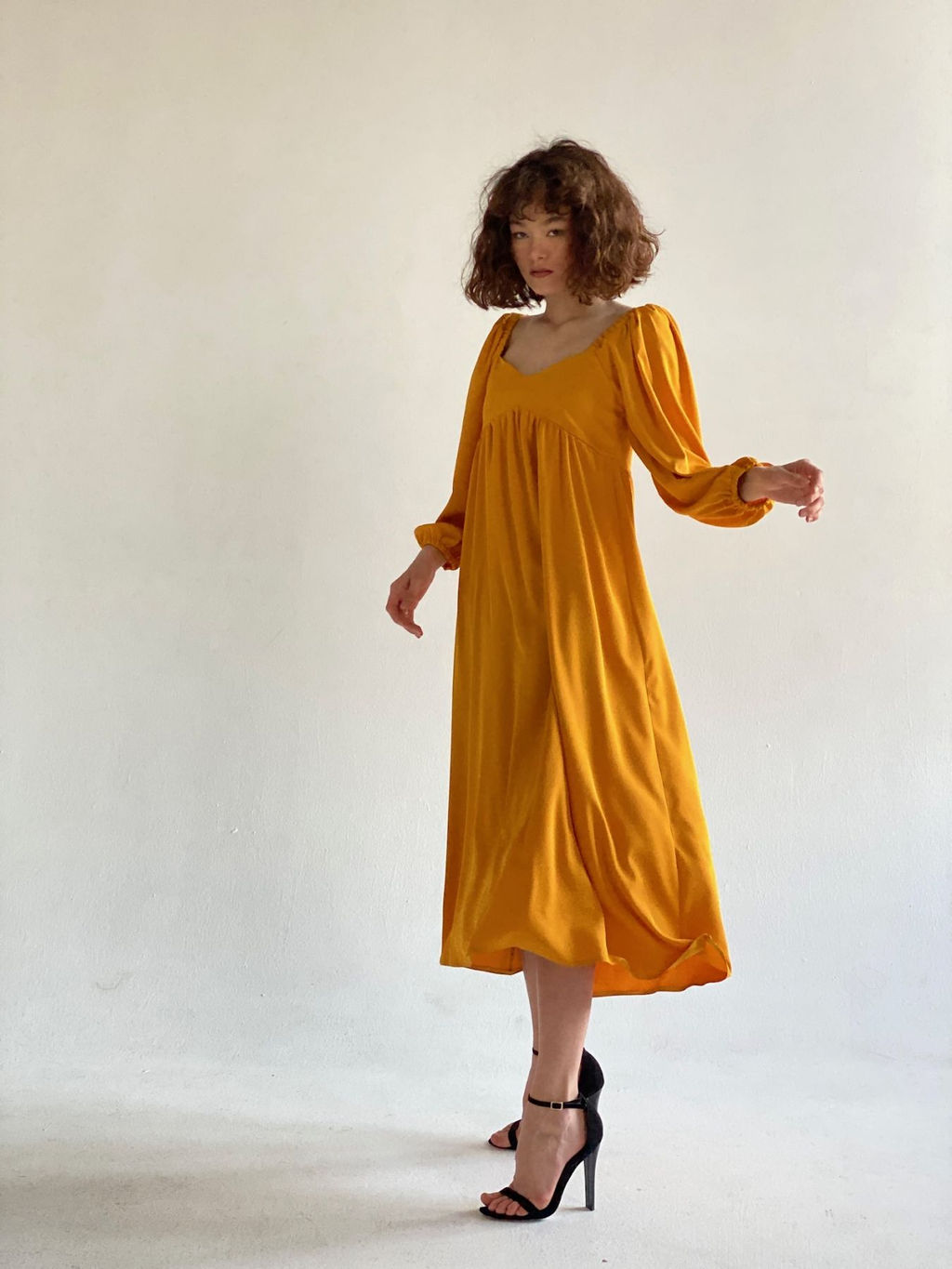 Платье-миди с пышными рукавами в цвете манго - Martichelli фото 34