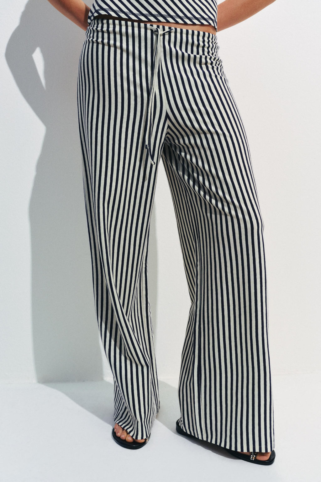 PANTAL?N RAYAS CON LINO / Crudo / Marino - Zara фото 4
